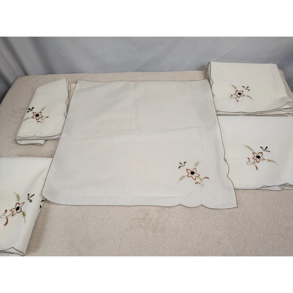 Vintage‎ Embroidered Cloth Napkins Set of 8 Off White Scalloped Edge Floral Boho